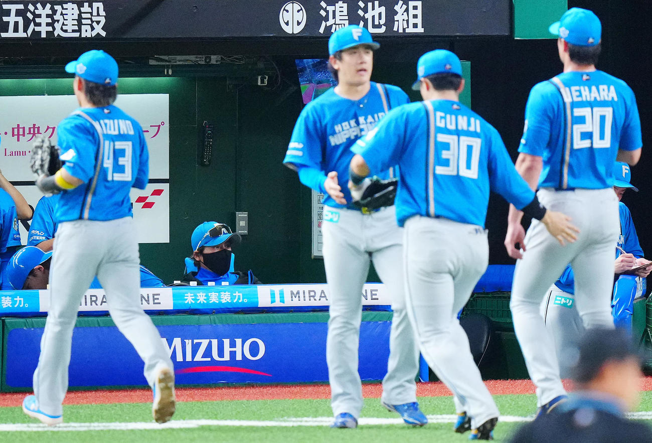 西武対日本ハム　7回裏終え5失点の日本ハム新庄監督（後方）は西武ベンチを見つめる（撮影・垰建太）