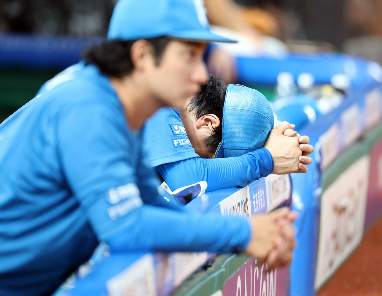 西武対日本ハム　7回裏西武2死一、三塁の場面で降板した北山（奥）はうなだれて悔しがる（撮影・浅見桂子）