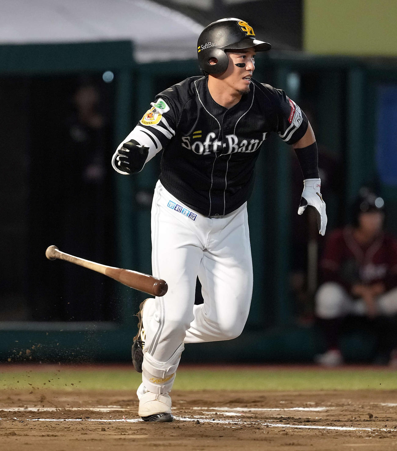楽天対ソフトバンク　7回表ソフトバンク1死満塁、中前に2点適時打を放った栗原（撮影・たえ見朱実）