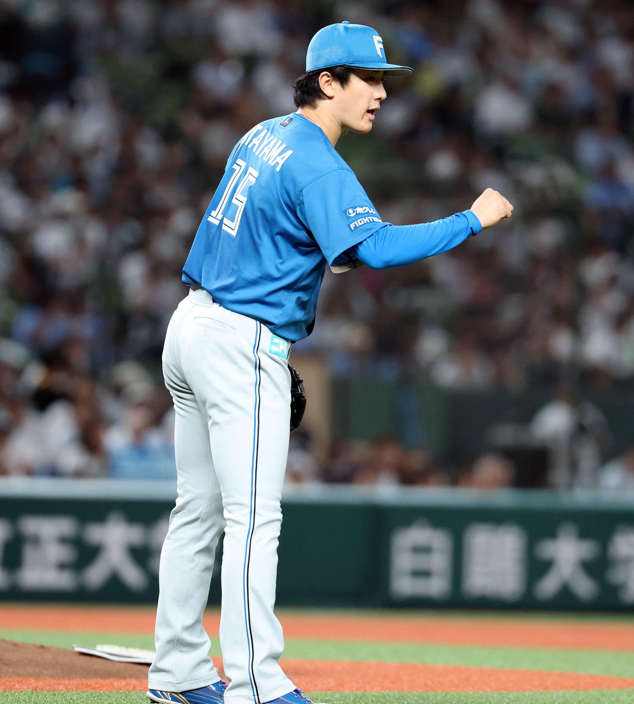 西武対日本ハム　5回裏西武1死、元山を遊ゴロに仕留めグータッチする北山（撮影・浅見桂子）