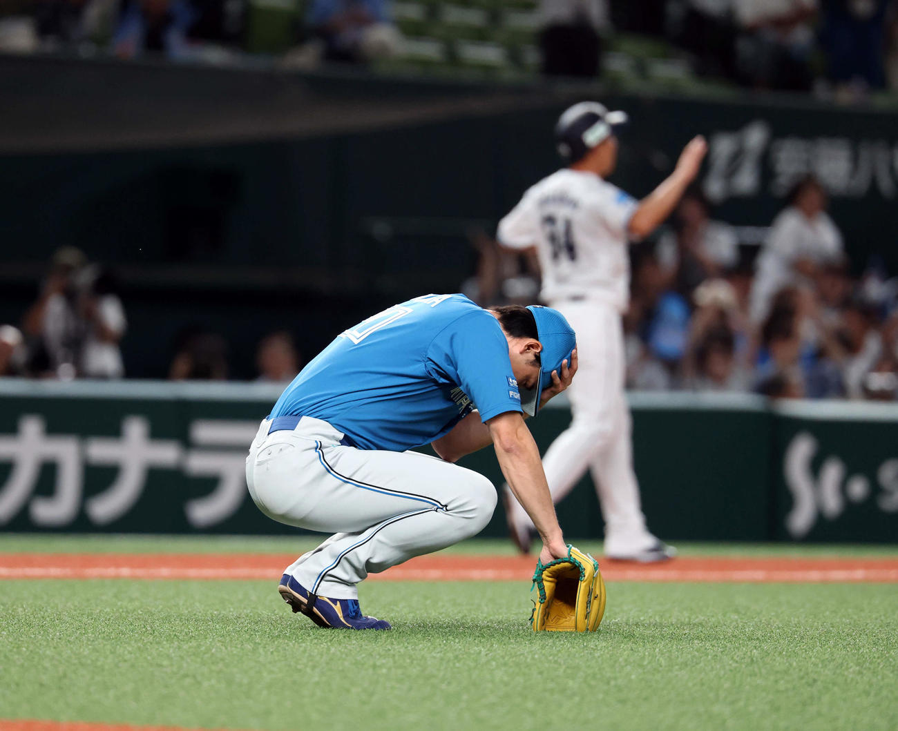 西武対日本ハム　7回裏西武2死一、三塁、ネビンに逆転3点本塁打を許し、がっくりと座り込む上原（撮影・浅見桂子）