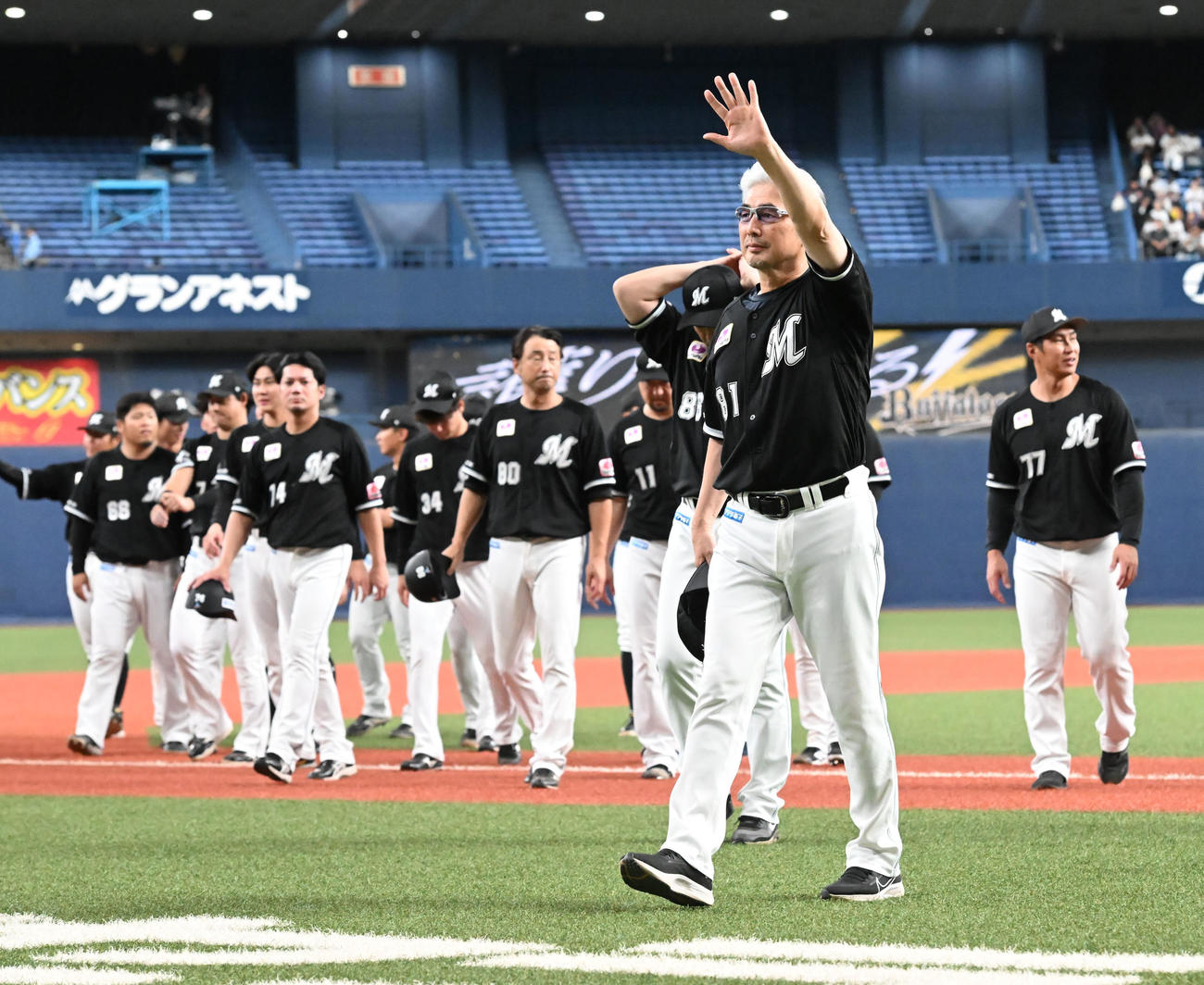 オリックス対ロッテ　京セラ最終戦となりファンに手を振るロッテ吉井監督（撮影・和賀正仁）