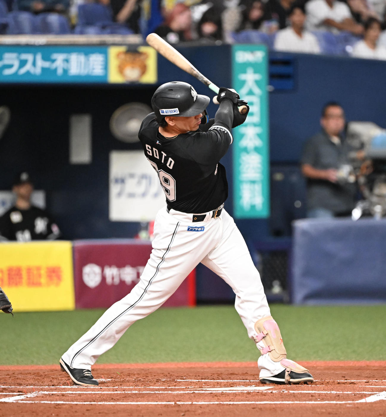 オリックス対ロッテ　1回表ロッテ無死満塁、左越え3点適時二塁打を放つソト（撮影・和賀正仁）