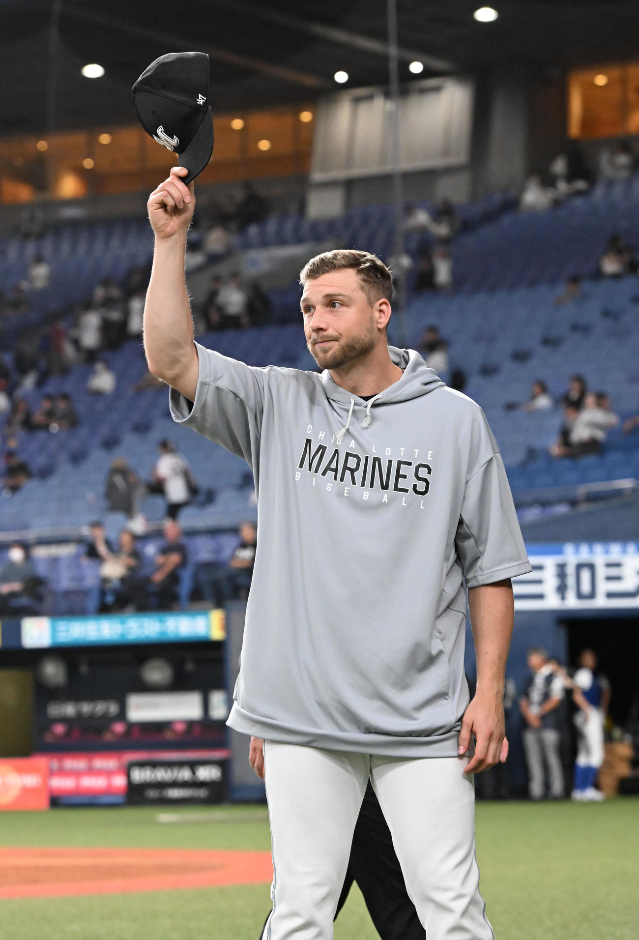 オリックス対ロッテ　勝利投手のロッテ・ボスはファンに手を振る（撮影・和賀正仁）