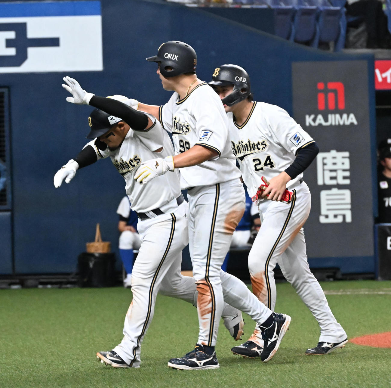 オリックス対ロッテ　9回裏オリックス無死一、三塁、右越え本塁打を放った森は杉本（中央）、紅林（右）から祝福される（撮影・和賀正仁）