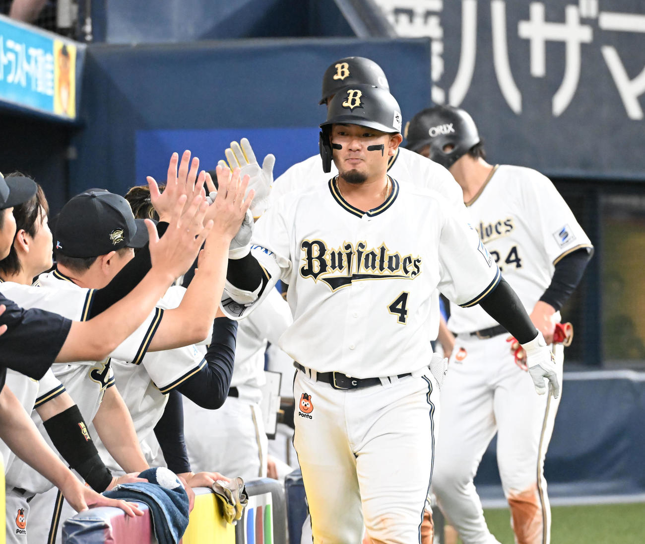 オリックス対ロッテ　9回裏オリックス無死一、三塁、右越え本塁打を放った森ベンチ前でナインとタッチ（撮影・和賀正仁）