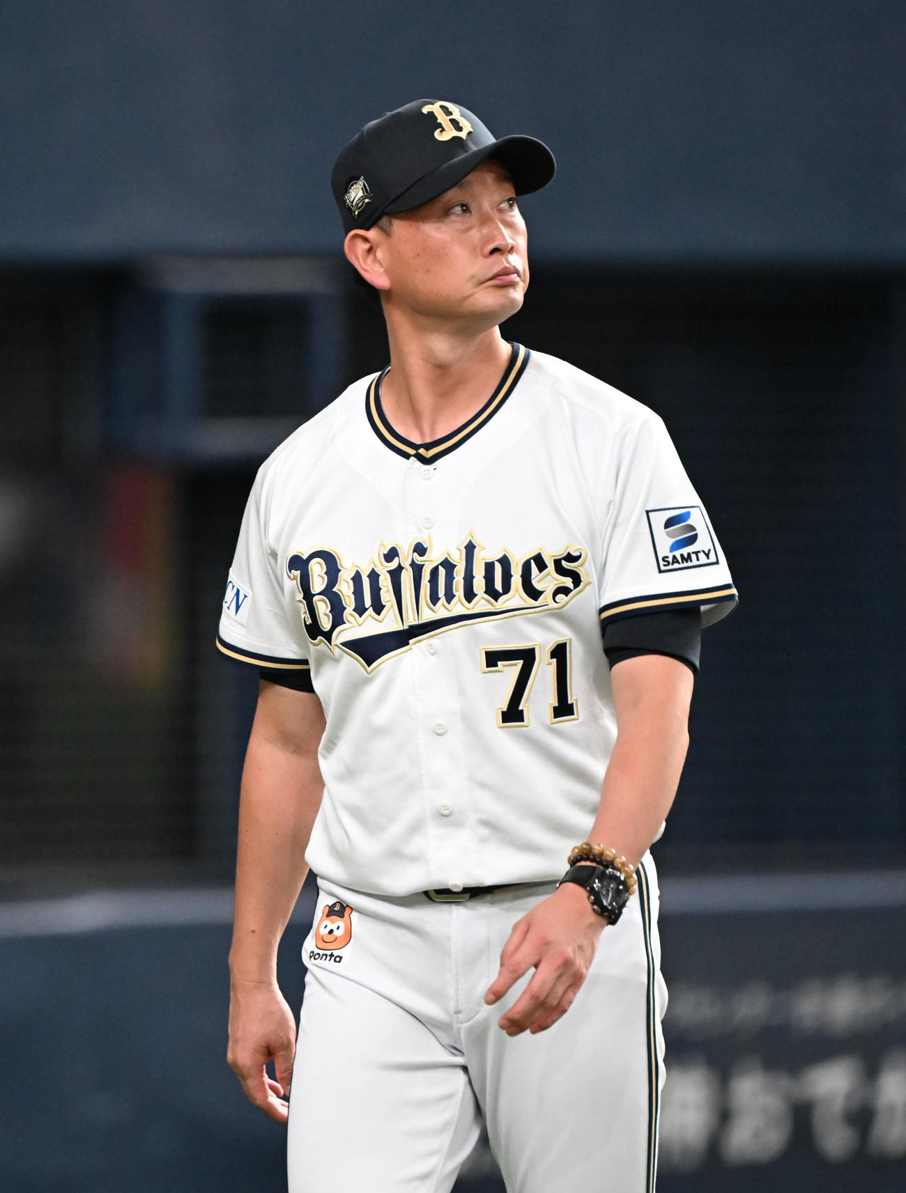 オリックス対ロッテ　7回を追え、選手の交代を告げるオリックス岸田監督（撮影・和賀正仁）