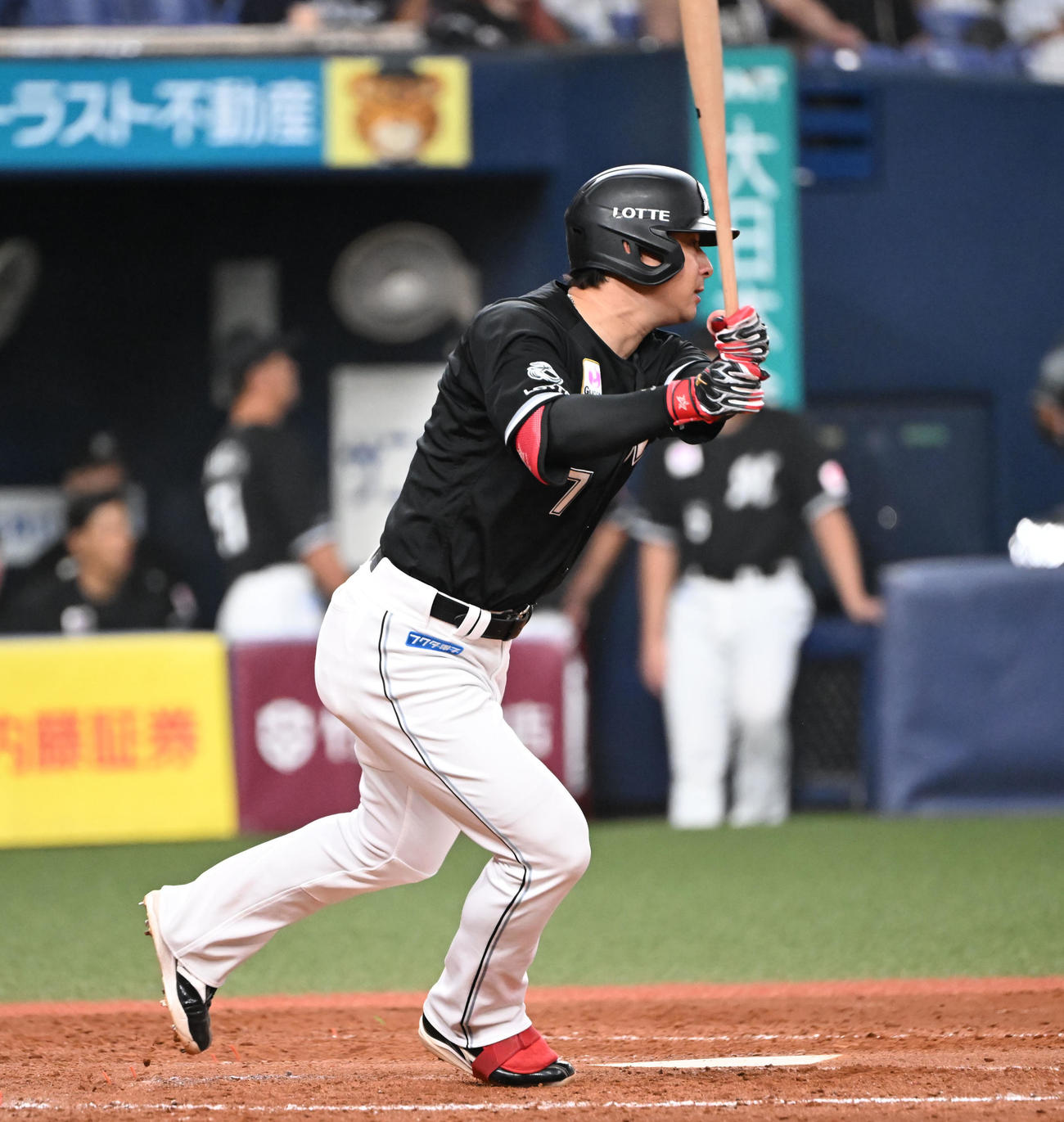 オリックス対ロッテ　5回表ロッテ1死、中前打を放つ藤岡（撮影・和賀正仁）