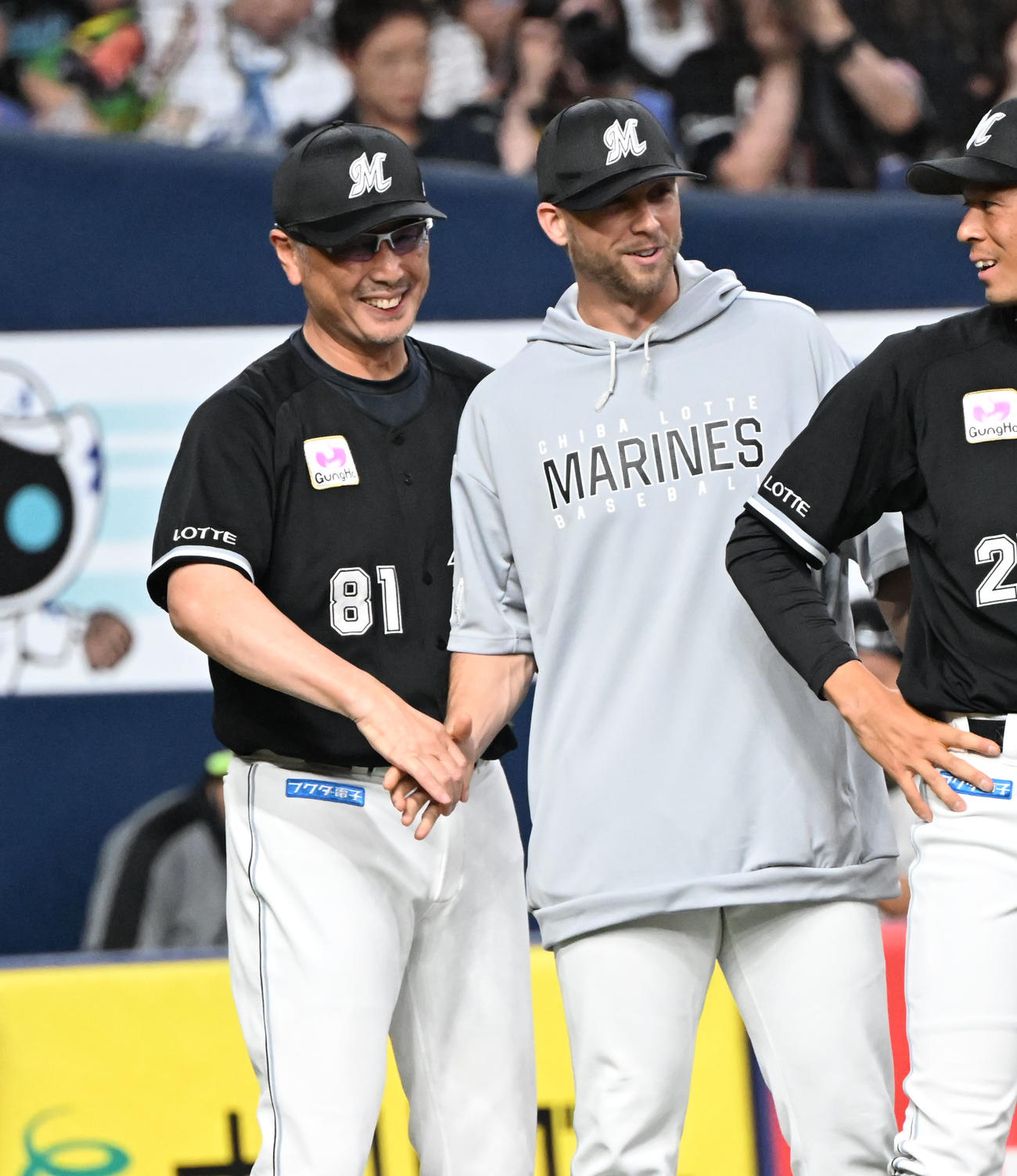 オリックス対ロッテ　勝利投手のボス（右）と握手するロッテ吉井監督（撮影・和賀正仁）