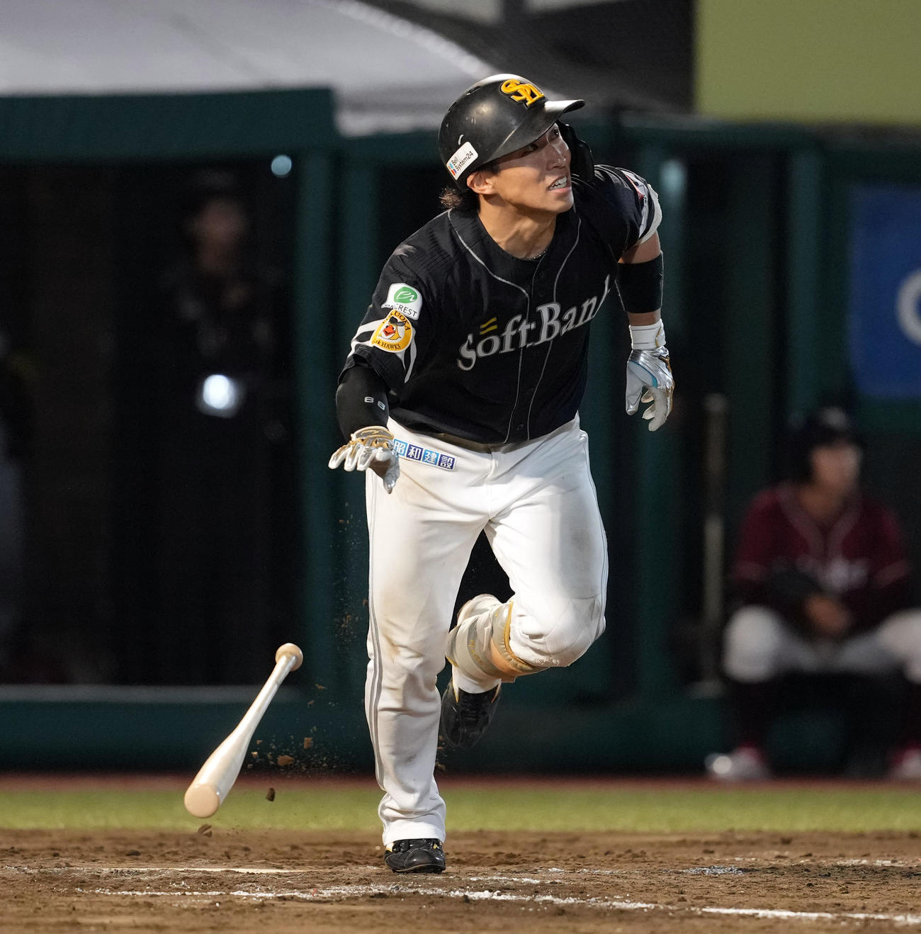 楽天対ソフトバンク　9回表ソフトバンク2死満塁、3点適時二塁打を放つ野村（撮影・たえ見朱実）