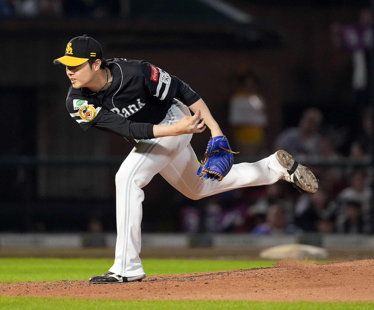 楽天対ソフトバンク　8回からマウンドに上がったソフトバンク松本裕（撮影・たえ見朱実）