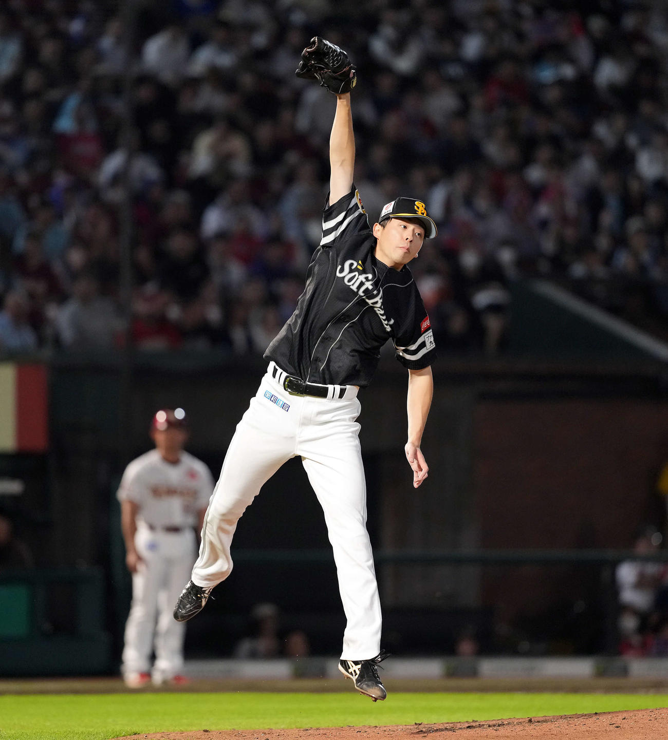 楽天対ソフトバンク　5回裏ソフトバンク2死、黒川の飛球にグラブを伸ばす大関（撮影・たえ見朱実）