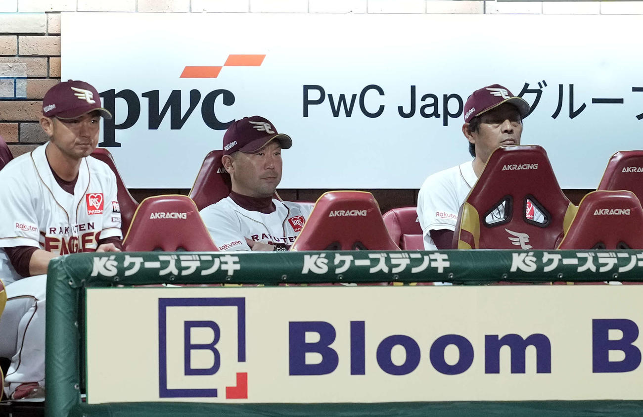 楽天対ソフトバンク　ベンチで厳しい表情を浮かべる楽天三木監督（中央）（撮影・たえ見朱実）