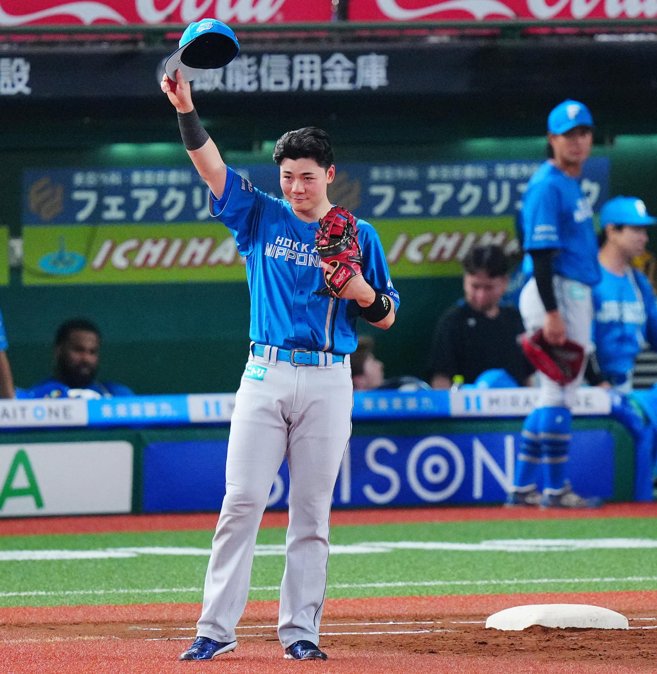 西武対日本ハム　2回裏、先制本塁打を放った日本ハム清宮は守備位置に就きファンの声援に応える（撮影・垰建太）