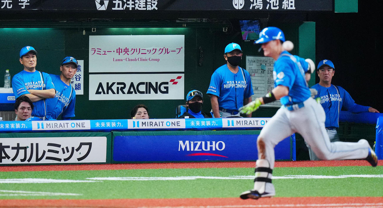 西武対日本ハム　9回表日本ハム無死一塁、清宮幸（手前）が併殺に倒れる。後方右から3人目は新庄監督（撮影・垰建太）