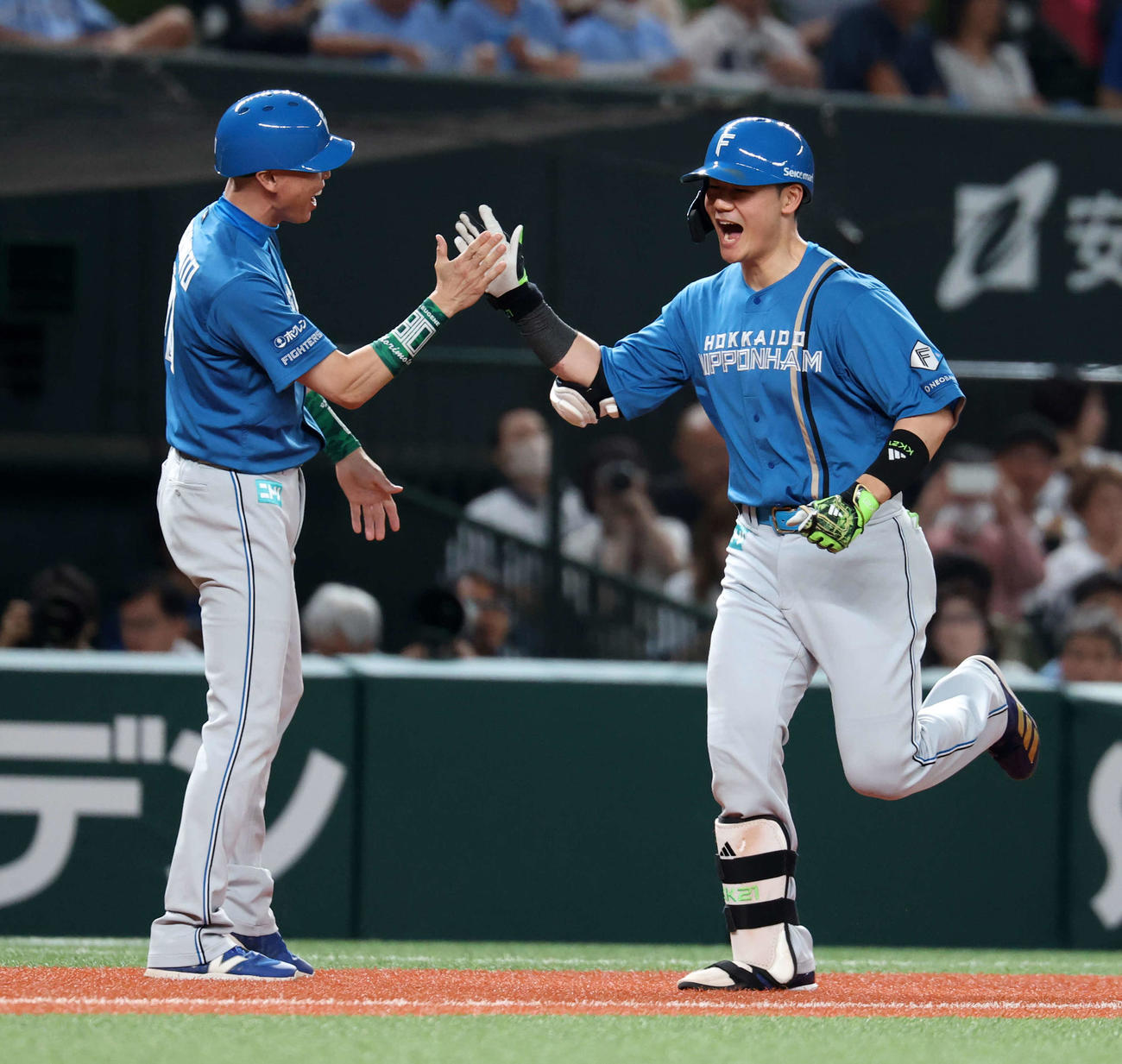 西武対日本ハム　2回表日本ハム無死一塁、先制2点本塁打を放った清宮幸（右）は雄叫びを上げて三塁を回る（撮影・浅見桂子）