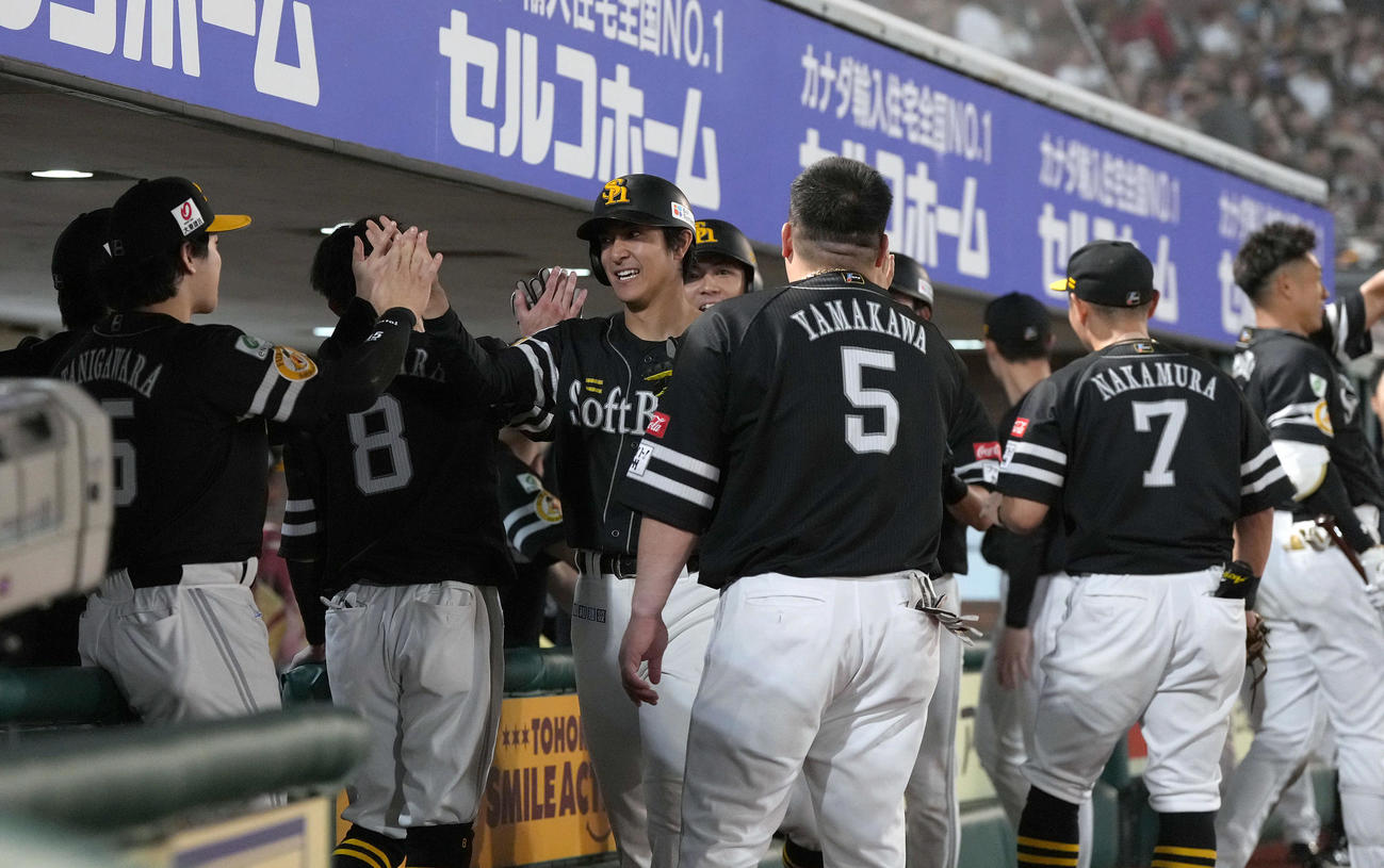楽天対ソフトバンク　9回表ソフトバンク2死満塁、野村の3点適時二塁打で生還した柳町を迎えるナイン（撮影・たえ見朱実）