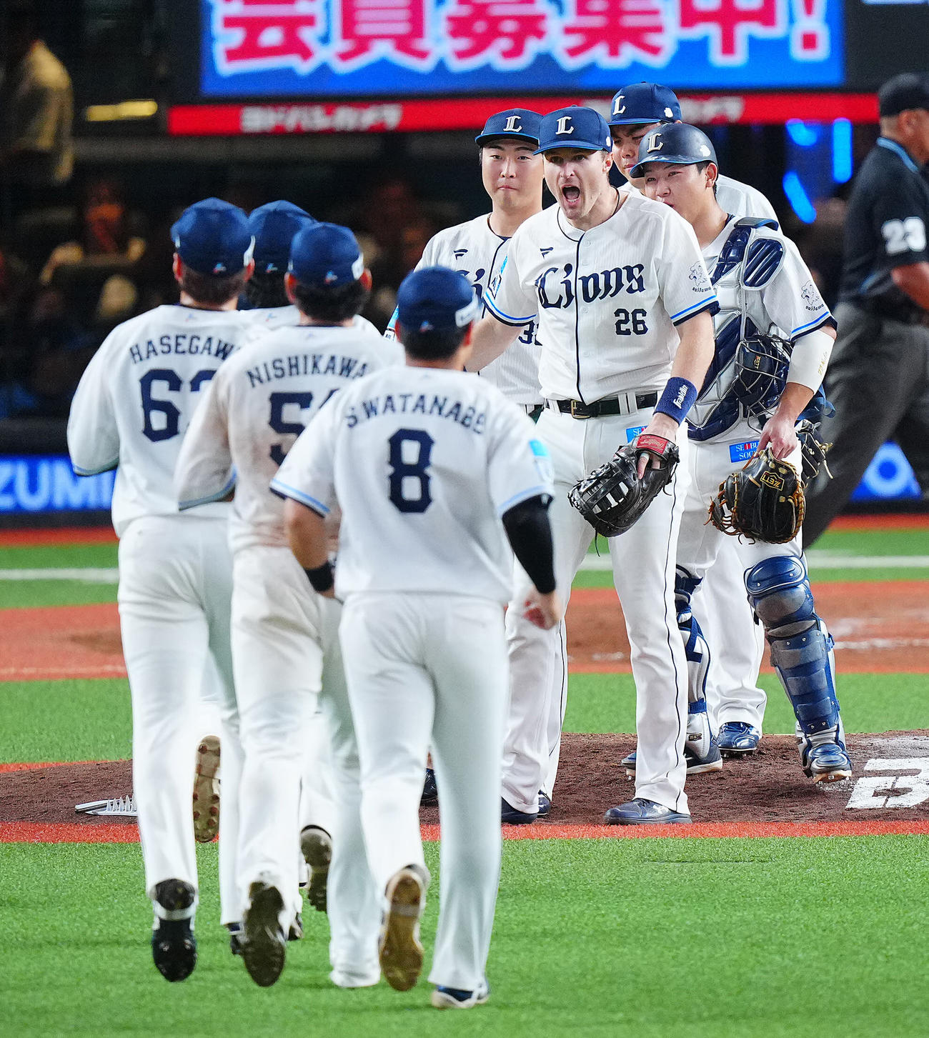 西武対日本ハム　日本ハムに逆転勝ちし喜ぶネビン（右から3人目）らナイン（撮影・垰建太）