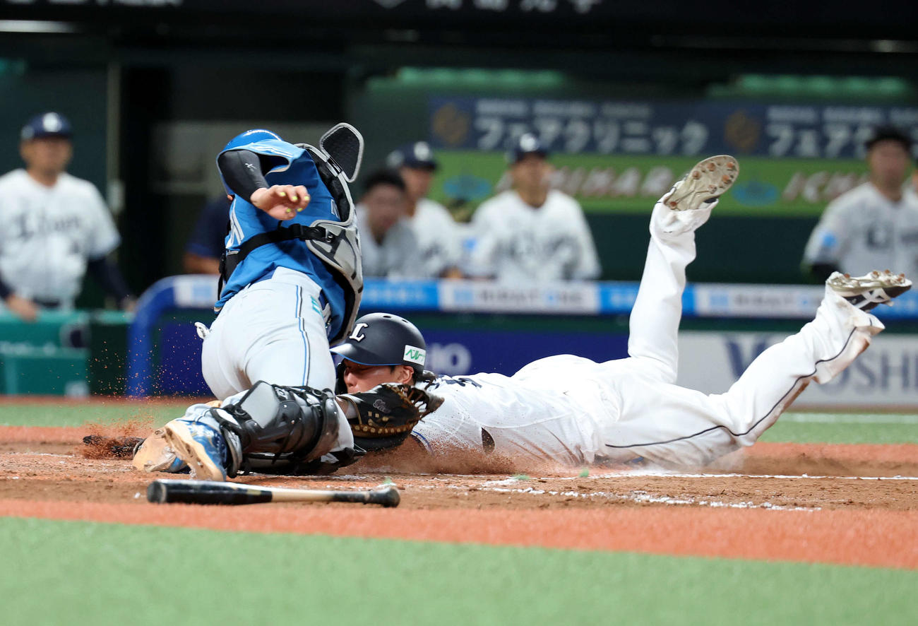 西武対日本ハム　7回裏西武2死一、二塁、滝沢の適時二塁打で一気に生還する西川。捕手郡司（撮影・浅見桂子）