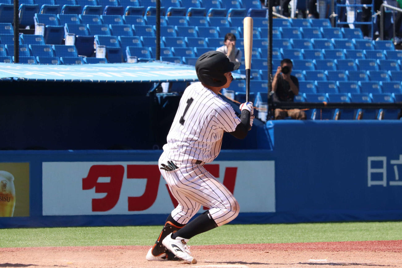 9回、2死二、三塁からサヨナラの中前適時打を放つ亜大の的場（撮影・保坂淑子）