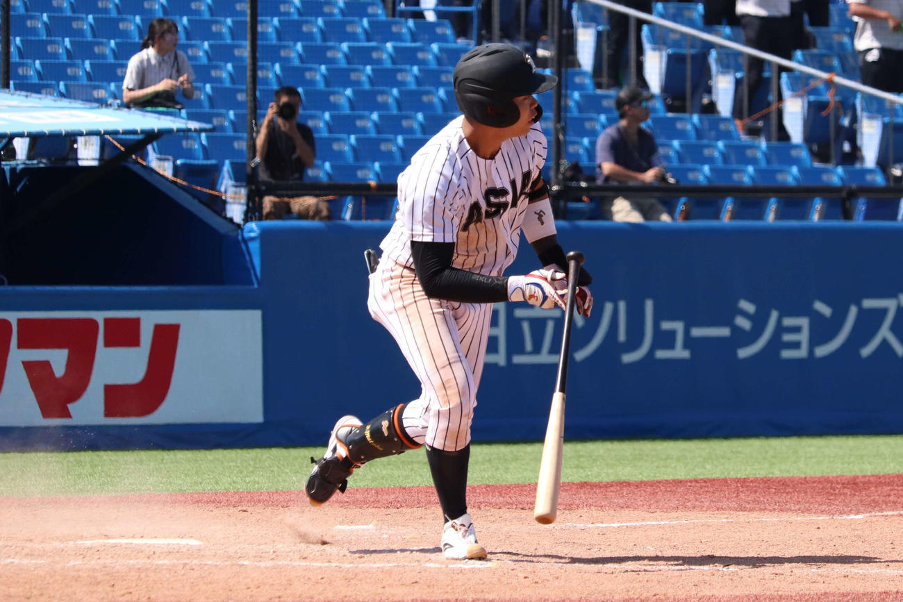 9回、2死二、三塁からサヨナラの中前適時打を放つ亜大の的場（撮影・保坂淑子）