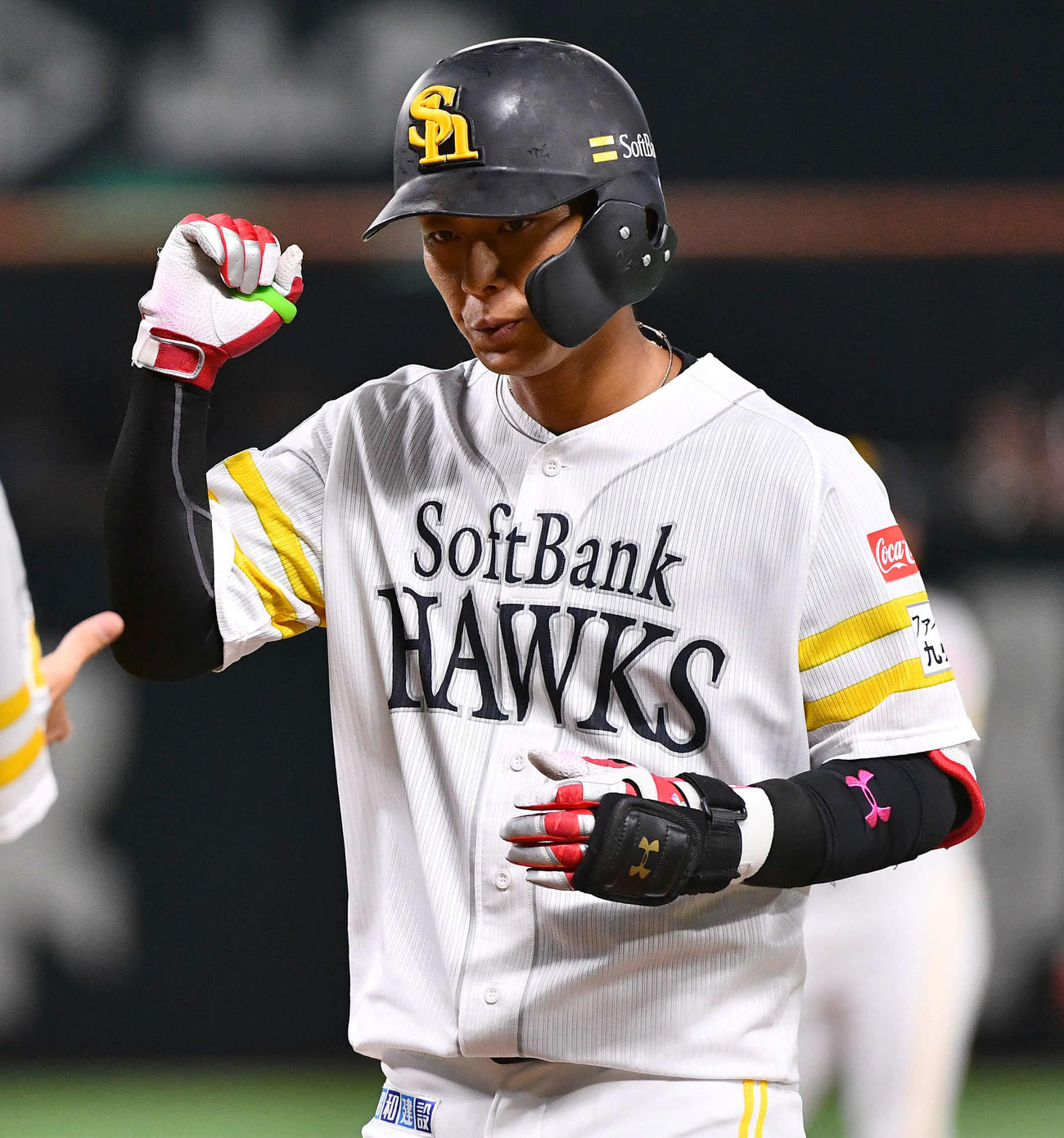 ソフトバンク対オリックス　2回裏ソフトバンク無死一、三塁、先制の左前適時打を放ち、ガッツポーズする今宮（撮影・岩下翔太）