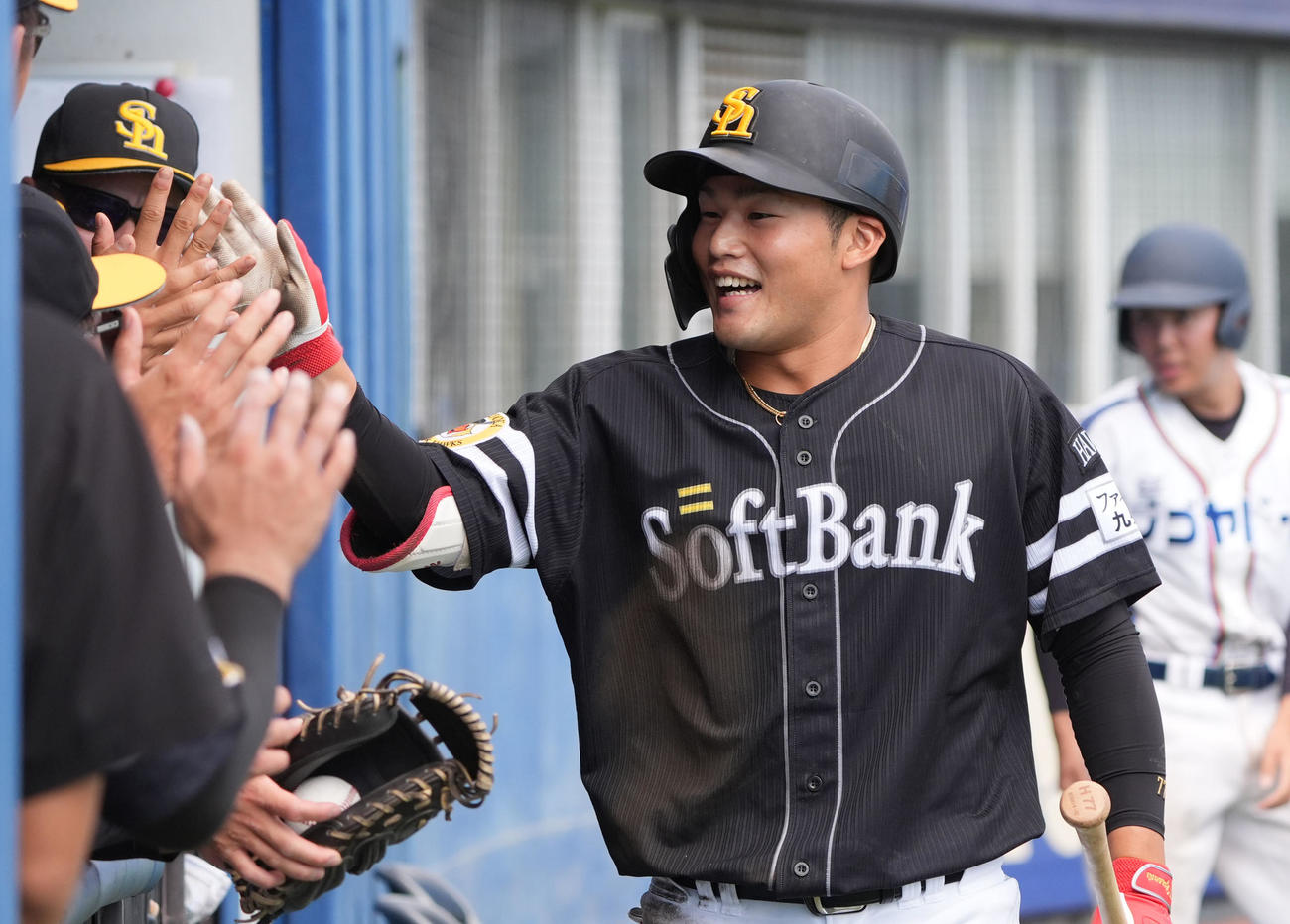 中日対ソフトバンク　4回表ソフトバンク1死一、二塁、山本（右から2人目）は左2点適時二塁打を放ちナインとタッチを交わす（撮影・森本幸一）