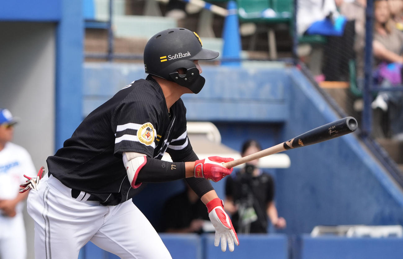 中日対ソフトバンク　4回表ソフトバンク1死一、二塁、左2点適時二塁打を放つ山本（撮影・森本幸一）