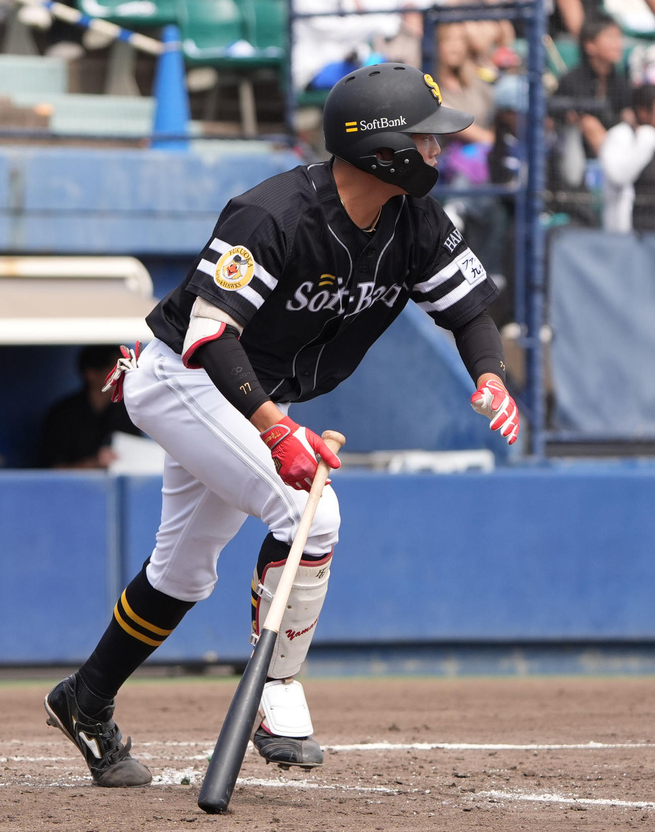 中日対ソフトバンク　4回表ソフトバンク1死一、二塁、左2点適時二塁打を放つ山本（撮影・森本幸一）