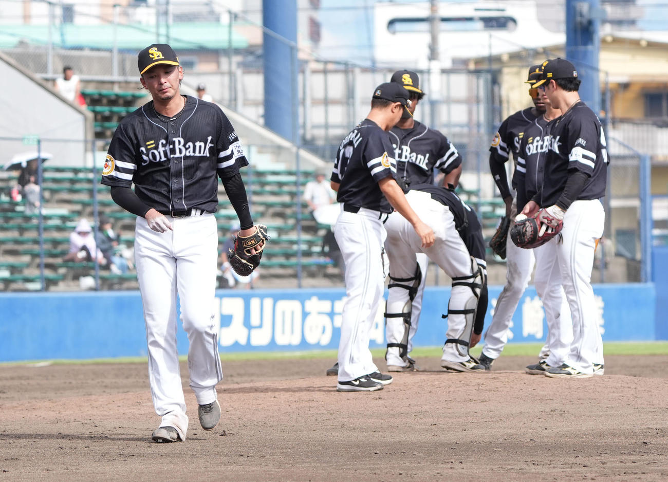 中日対ソフトバンク　5回裏中日無死二、三塁、東浜（左）はマウンドを降りる（撮影・森本幸一）