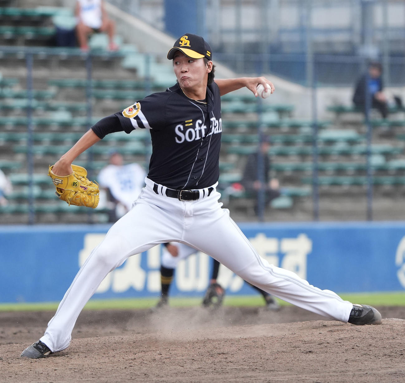 中日対ソフトバンク　6回裏、ソフトバンク3番手で登板する木村大（撮影・森本幸一）