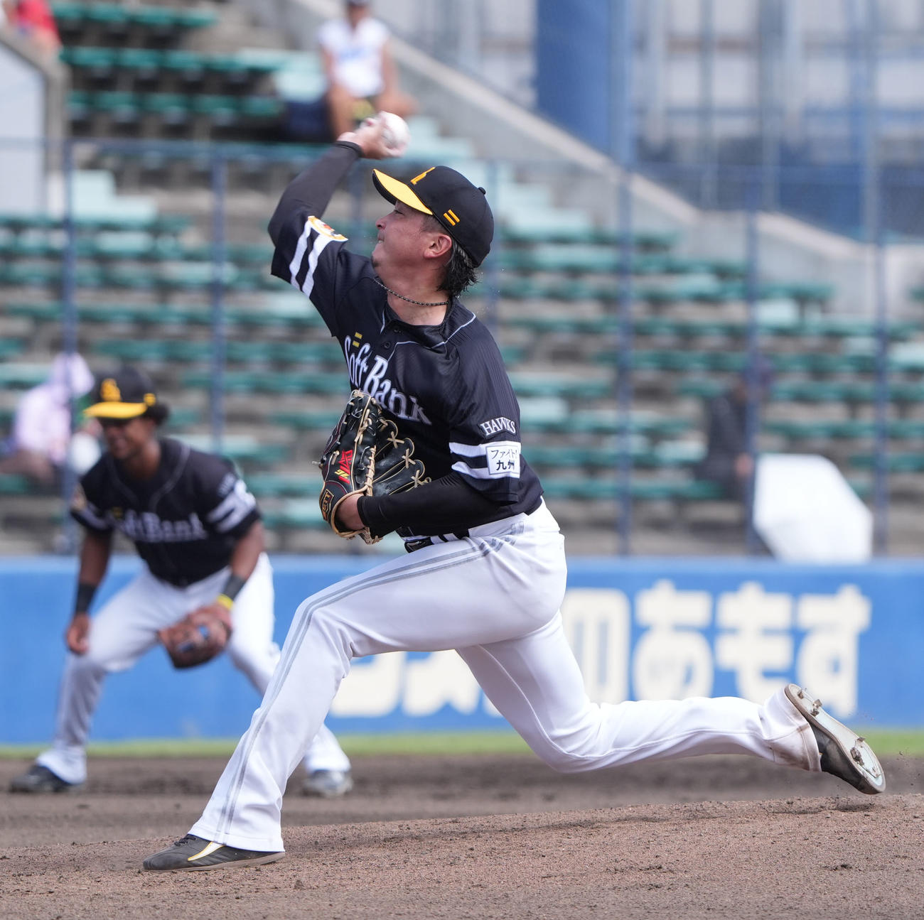 中日対ソフトバンク　1回裏、登板するソフトバンク先発の東浜（撮影・森本幸一）