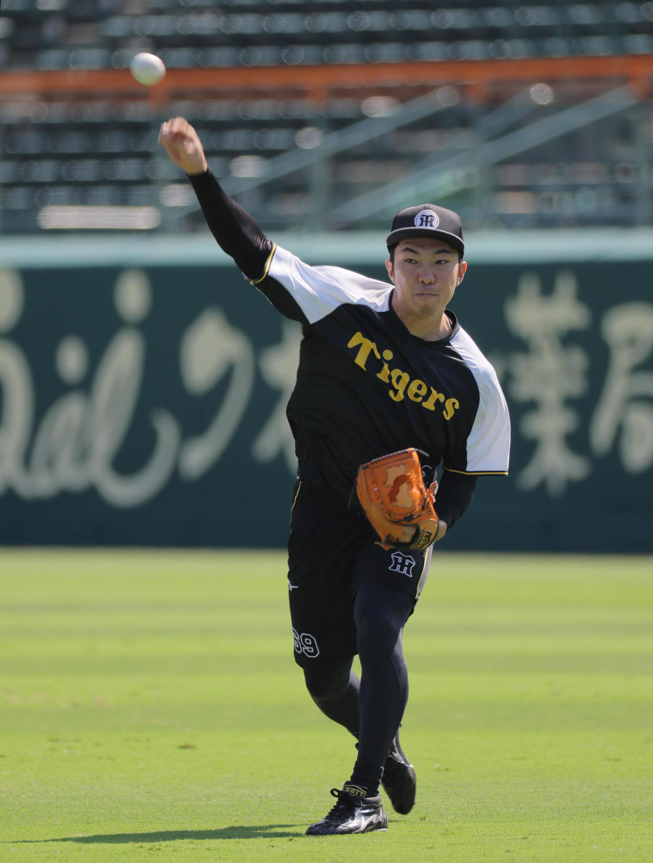 キャッチボールに励む阪神石井大智（2025年9月16日撮影）
