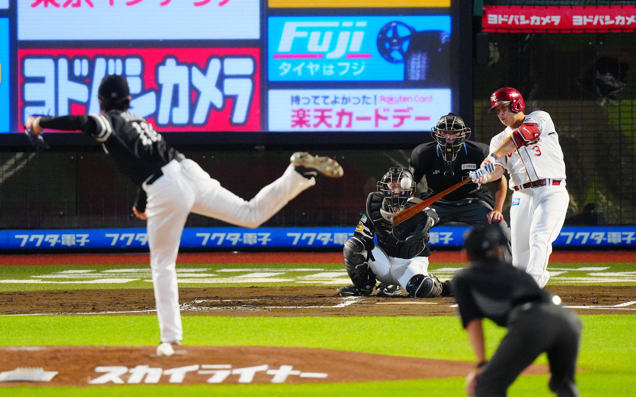 楽天対ソフトバンク　1回裏楽天2死一塁、通算350となる適時二塁打を放つ浅村。投手上沢（撮影・垰建太）