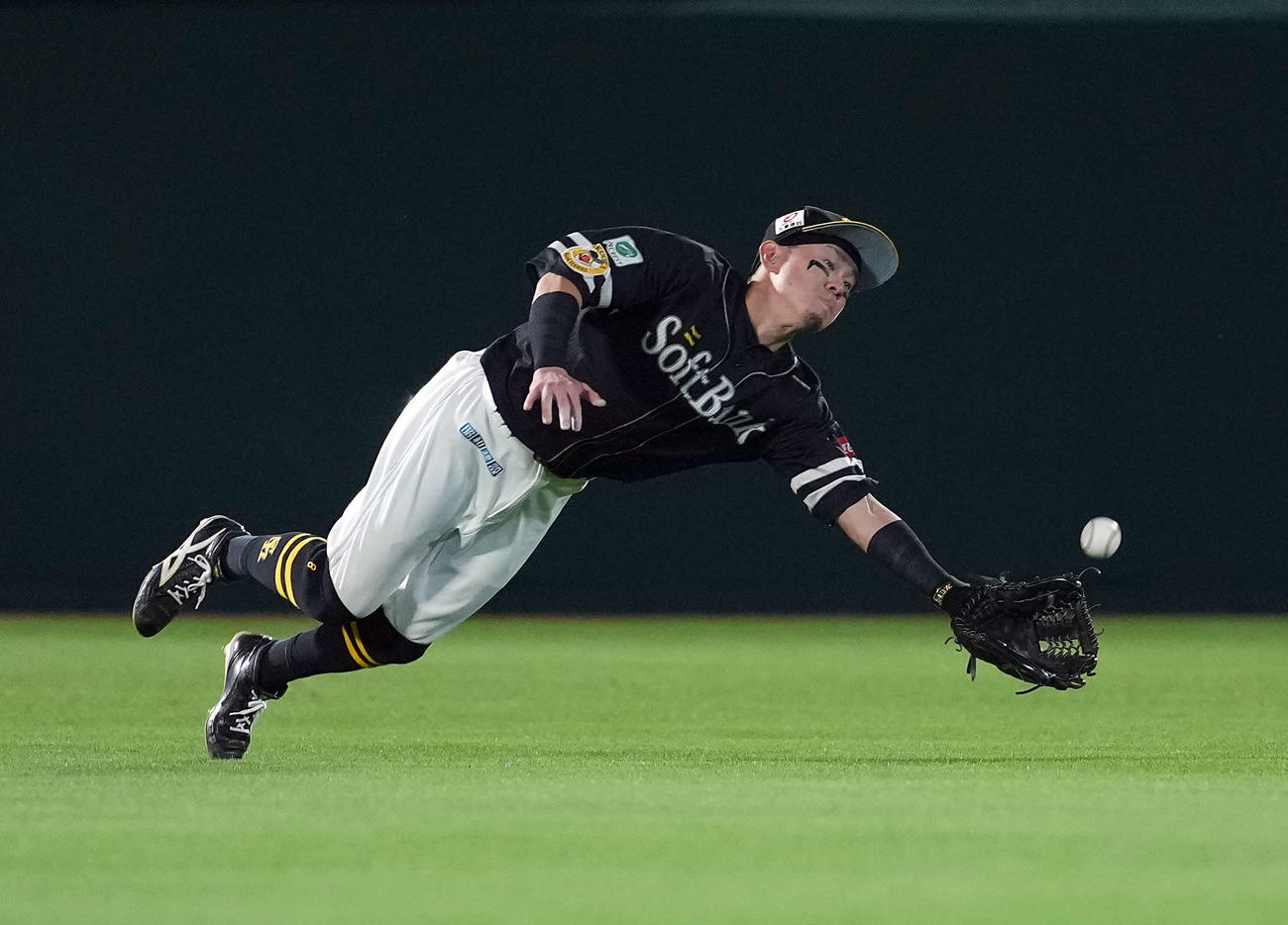 楽天対ソフトバンク　3回裏楽天1死、ボイドの飛球を好捕する中堅手牧原大（撮影・たえ見朱実）