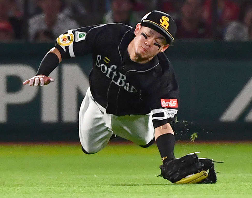 楽天対ソフトバンク　3回裏楽天1死、ボイトの中飛を好捕する牧原大（撮影・岩下翔太）
