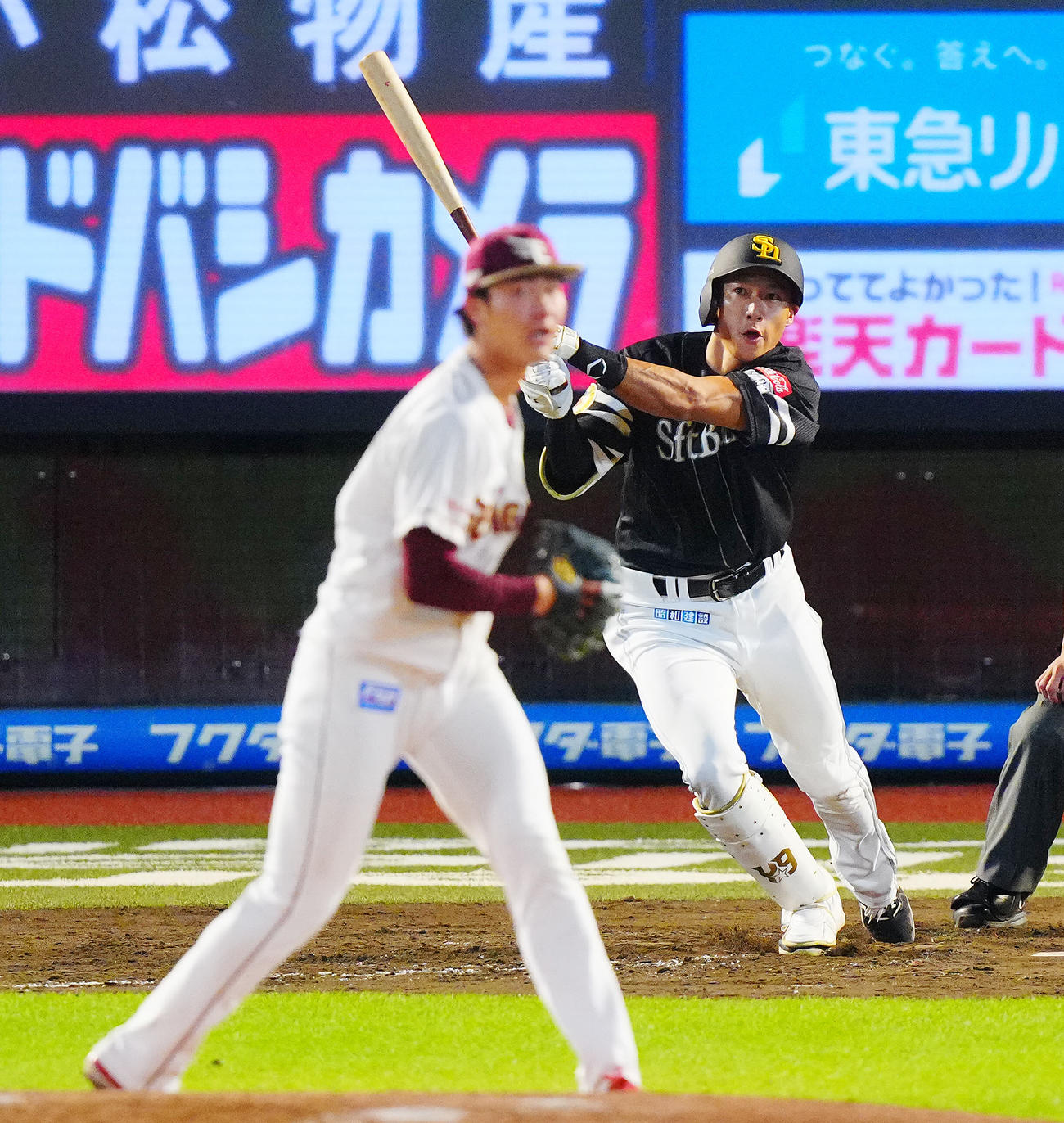 楽天対ソフトバンク　5回表ソフトバンク2死、二塁打を放つ柳田。投手古謝（撮影・垰建太）
