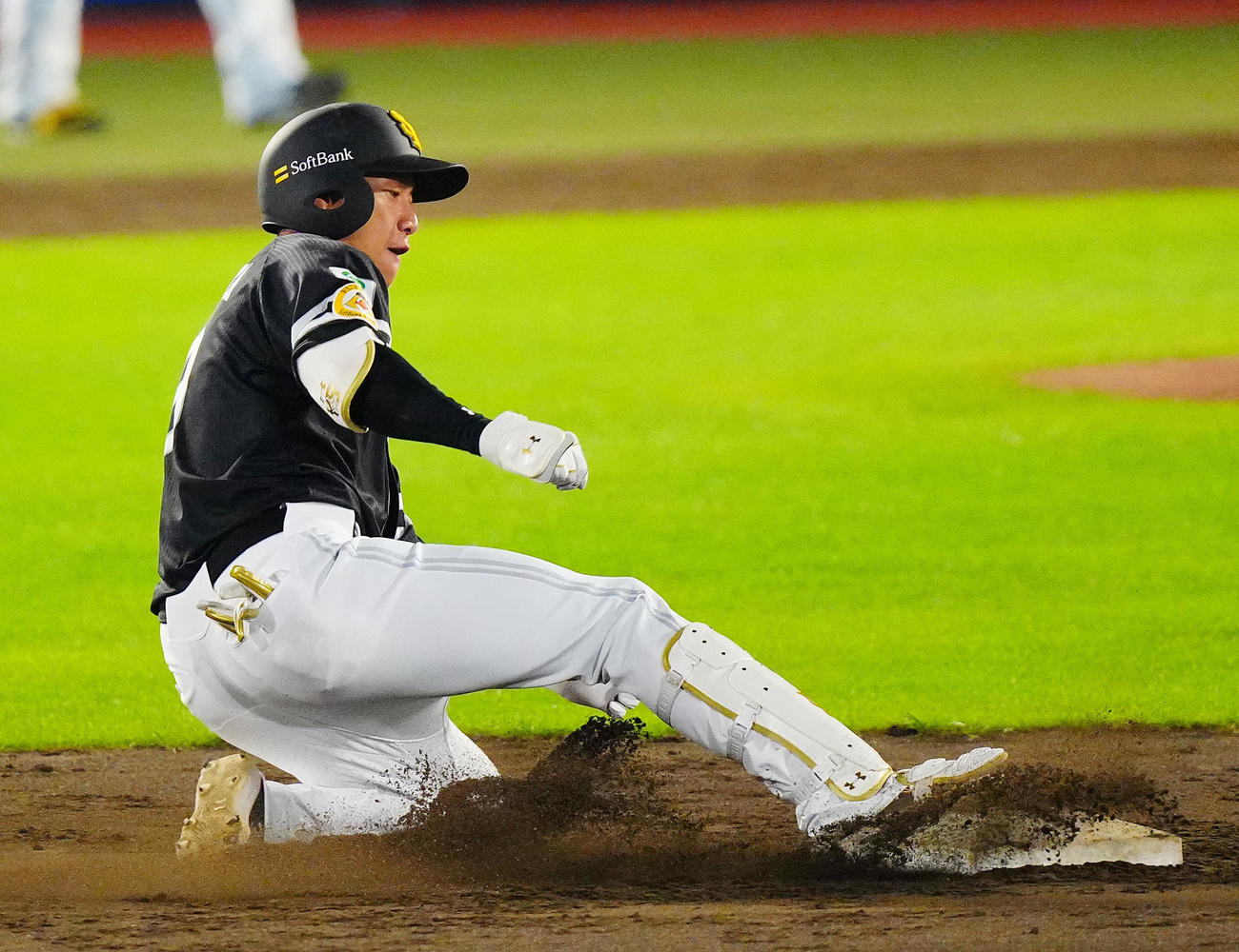 楽天対ソフトバンク　5回表ソフトバンク2死、二塁打を放つ柳田（撮影・垰建太）