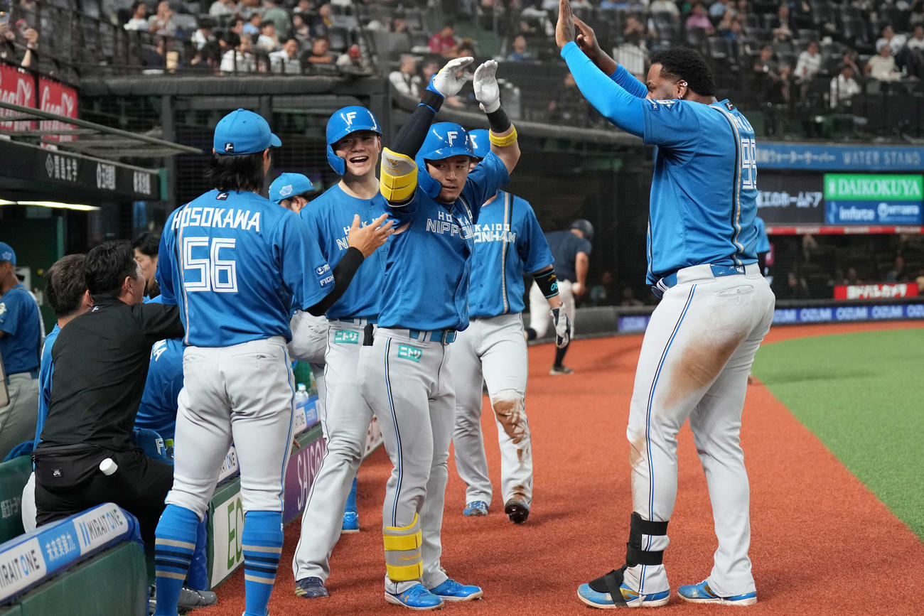 西武対日本ハム　5回表日本ハム1死二、三塁、3点本塁打を放ち生還した水野（中央）（撮影・井上学）