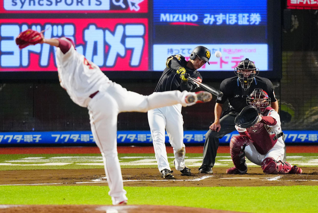 楽天対ソフトバンク　6回表ソフトバンク1死一塁、2点本塁打を放つ柳町。投手宋（撮影・垰建太）