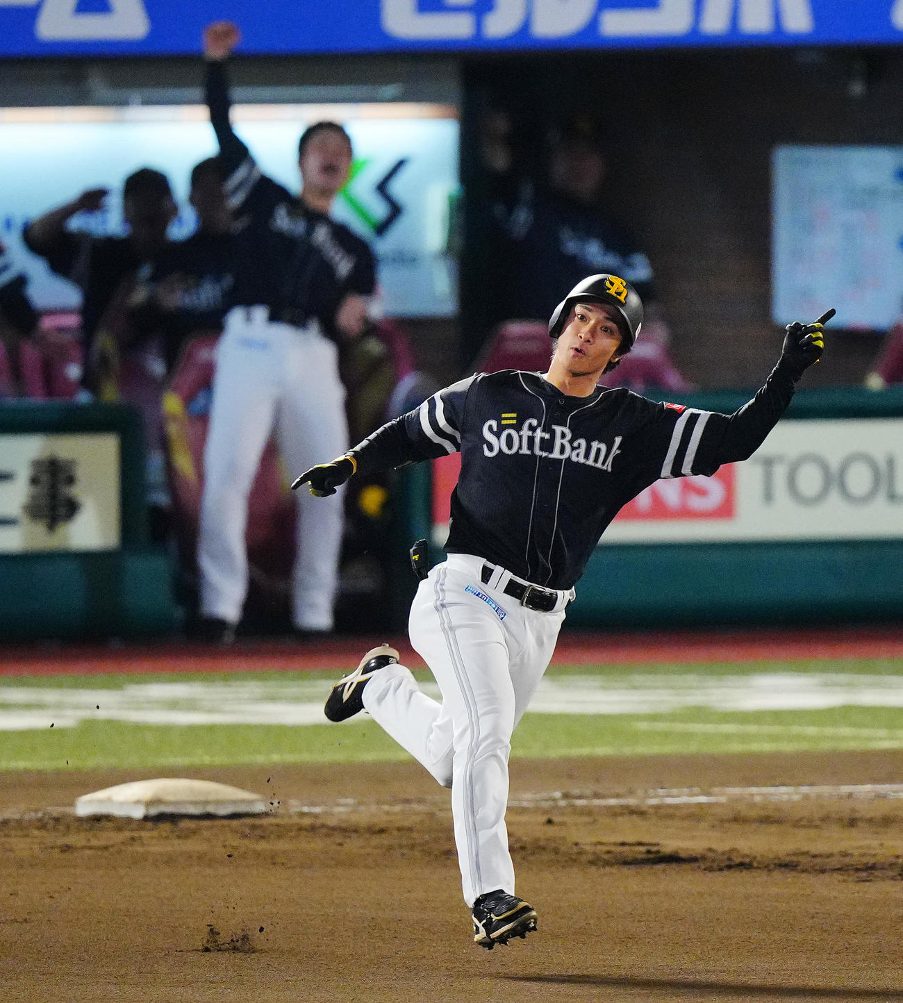 楽天対ソフトバンク　6回表ソフトバンク1死一塁、2点本塁打を放ちポーズを決める柳町（撮影・垰建太）