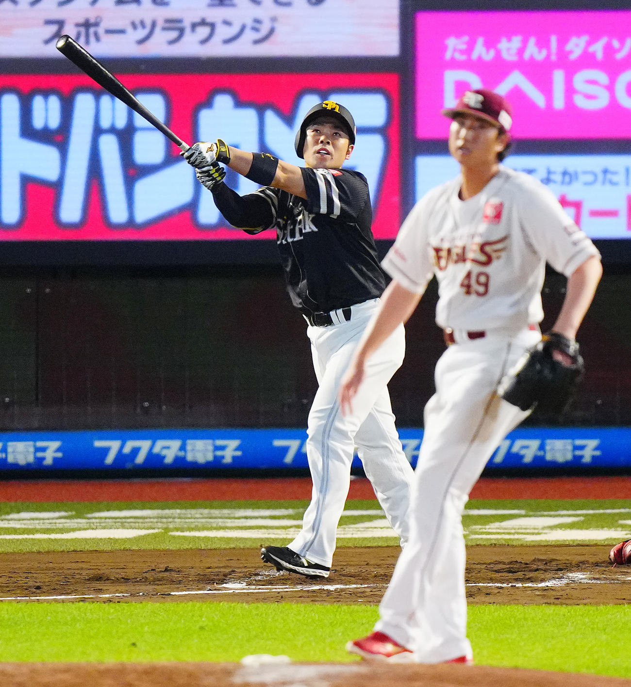 楽天対ソフトバンク　7回表ソフトバンク1死一塁、適時三塁打を放つ近藤。投手西垣（撮影・垰建太）