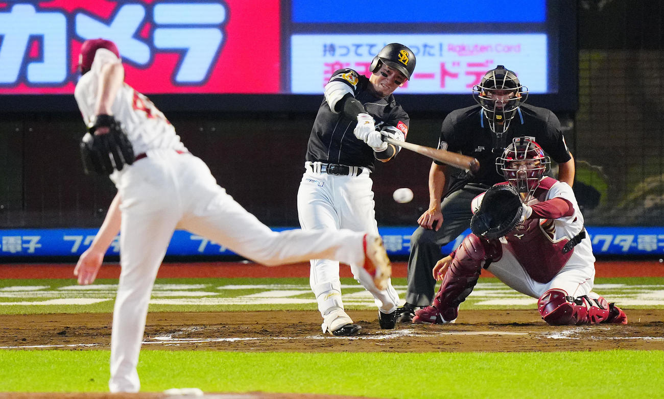 楽天対ソフトバンク　7回表ソフトバンク1死三塁、適時二塁打を放つ栗原。投手西垣（撮影・垰建太）