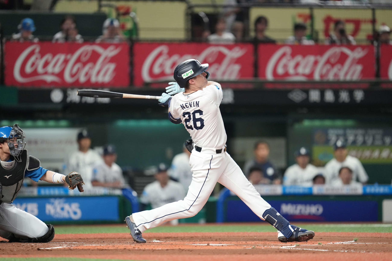 西武対日本ハム　11回裏西武1死一塁、二塁打を放つネビン（撮影・井上学）