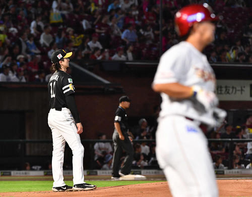 楽天対ソフトバンク 1回裏楽天2死一塁、浅村(右)に中越え適時二塁打を打たれた上沢(撮影・岩下翔太)