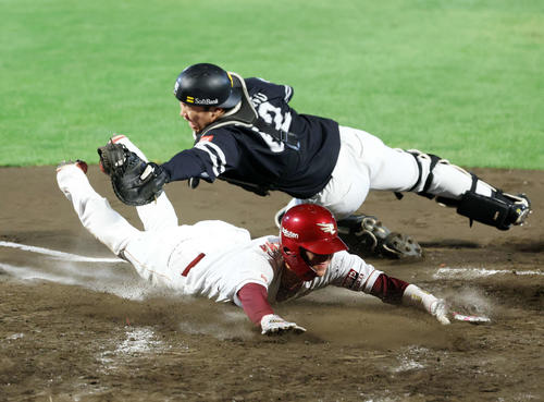 楽天対ソフトバンク 2回裏楽天1死一、三塁、中島の犠飛で三塁走者の宗山が生還、捕手海野(撮影・鈴木正人)