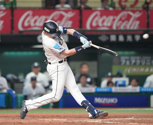 西武対日本ハム 6回裏西武1死、左越え本塁打を放つネビン(撮影・井上学)