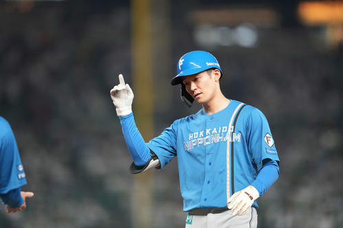 西武対日本ハム 3回表日本ハム1死一、三塁、適時打を放つ石井(撮影・井上学)