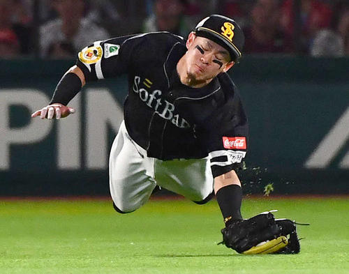 楽天対ソフトバンク 3回裏楽天1死、ボイトの中飛を好捕する牧原大(撮影・岩下翔太)
