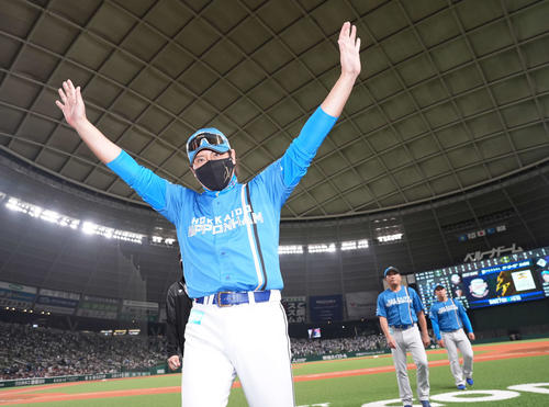 西武対日本ハム スタンドの声援に応える日本ハム新庄監督(撮影・井上学)